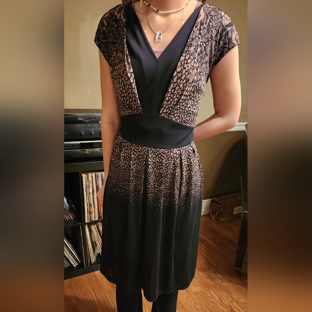 Adrianna Papell V Neck Lined Dress.. M